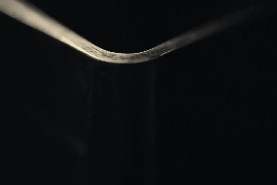 Milled edge of a precision component in raking light
